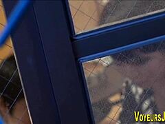 可愛い日本のレズビアンが屋外で小さいおっぱいとケツをオナニー