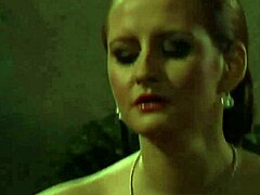 セクシーなミストレスがレズビアンの奴隷を鞭打つこの激しいBDSMオーギーを見てすごく興奮する