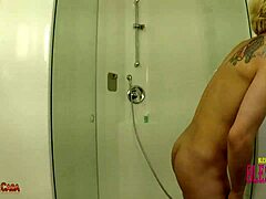 Kuuma kypsä nainen etsii jännitystä amatöörien ryhmän kanssa