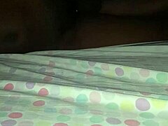 Интенсивные эмоции кипят в жаркую ночь с волосатой кузиной и большими сиськами