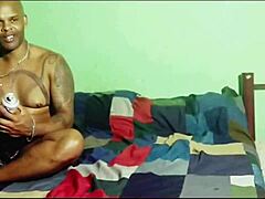 fica de quatro, pisca o cu e joga tudo pra fora