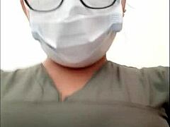 Tengok video interracial buatan sendiri sebenar di mana brunette panas menari bogel untuk bos. Kemudian kawan jururawat buat sama macam vixen total!