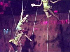 Vintage eroottinen kuvaus avautuu retro anime hentaina antiikkisilla sarjakuvaviboilla viettelevässä tyylissä