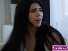 Busty horúce ryšavé lesby Haley Reed a Madison Morgan si užívajú mokré trenie zadkov s sexuálnou relaxačnou masážou