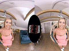 Belleza rubia en acción VR