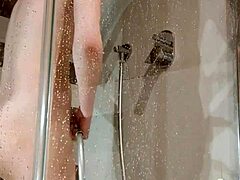 Pelacur nakal pake dildo ngewe dirinya keras di kamar mandi dengan mainan dan anal.