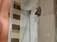 Scène de douche sensuelle avec un gode