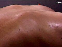 Adakah Anda Sedia untuk Urutan Virgin Pertama Jeniffer dengan Pepek Basah Berminyak?