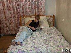 חברה אירופית צעירה חובבנית מצצת ומזדיינת בסצנת זיון קשה עם כוס צרה