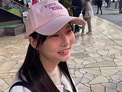 수줍은 대학생 여자가 호텔로 끌려가 일본 스타일로 작은 가슴과 면도한 보지로 지배적인 유혹자로 변해 격렬한 펠라와 정액 핥기 야동