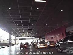 Meztelen fiatal 18+ tökéletes cicikkel élvezi a vakációt Tampa Floridában. Megszúratja a mellbimbóit exhibicionistaként a reptéren.