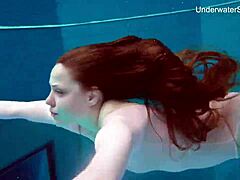 Simonna在公共泳池里变得火热性欲高涨。