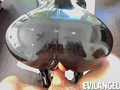 Mick Blue dominerar Arabelle Raphael i latex fotfetisch med hård hardcore assfucking, stor röv, reality