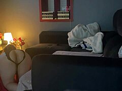 Hotwife stă în doggy așteptând să fie futută de un străin în timp ce soțul privește 😈