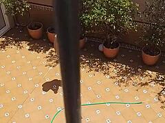 Вуайер: Моя горячая соседка писает на сексуальную жену домовладельца с моего балкона