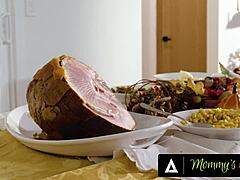 Έσκυψα και γάμησα την θυμωμένη θετή μαμά Codi Vore με τα μεγάλα φυσικά βυζιά κατά το δείπνο των ευχαριστιών