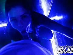 rita boquinha de veludo da boquete na balada com latina e negra