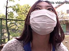 기혼 여자가 공원에서 작은 티츠와 보지 자랑 😏