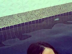 هاوية بنية ناضجة تشعر بالإثارة مع بلاج شرجي وأموال سهلة من رجل ناضج