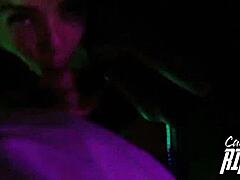 rita boquinha de veludo da boquete na balada com latina e negra