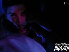 rita boquinha de veludo da boquete na balada com latina e negra