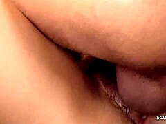 セクシーな日本のモデルが吸ってハードに犯されて、きついマンコに深いクリームパイをゲット、無修正JAVポルノ