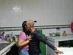El amigo de mi marido tiene sexo conmigo hasta que alcanzo clímax