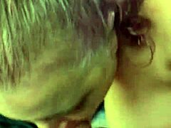 Tina mi madrastra engaña y ama chupar mi polla pequeña 18+ con sus tetas grandes