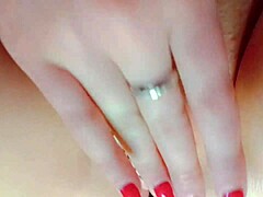 Sunt excitată singură acasă, mă masturbez pizda strânsă