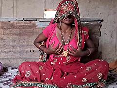 赤いサリーのデシバブヒが巨根騎乗でワイルドに！ 彼女のディルティートークが狂わせる！