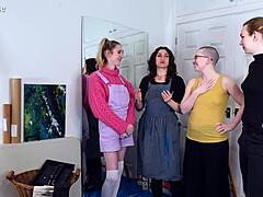 Διακριτική ματιά πίσω από τις σκηνές με ξυρισμένη γυμνή υποτακτική σε anime hentai που αναβοσβήνει