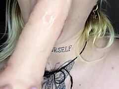 rubia blanquita se toca delicioso con sus dildos