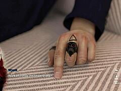 Starý chlap sleduje ako brunetka študentka masturbuje v hre s oholenou pičou