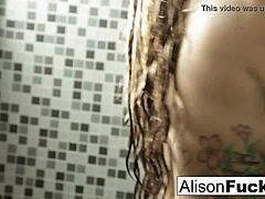 Gata alta morena Alison Tyler toma banho nua, revelando peitos grandes e bunda. Ela brinca com sua boceta apertada sozinha.