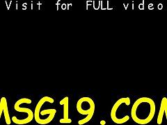 किंकी टीन ऑइल्ड कॉक चूसती है और हार्ड फिंगरिंग लेती है!