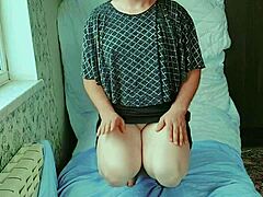 Twerking sissy crossdresser pokaže velik bel rit in seksi dolge noge kot femboy ladyboy trans.