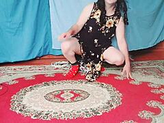 Blond crossdresser Kitty rider med stor røv i kjole