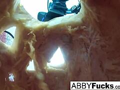 アビゲイル、かぼちゃを彫ってから大きなおっぱいとマンコをソロでオナニーしちゃおう？