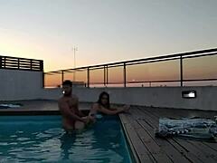 Slut Amatir Mengerang dengan Vibe Pelacur Seksi Saat Dapat Kontol Besar Doggystyle dan Ass to Mouth di Kolam