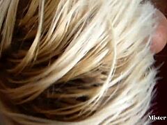 18-letna globoko grlo kurac z dolgim jezikom liže jajca