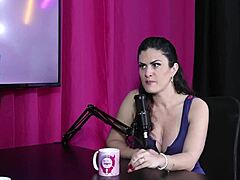 Many women are machistas helping each other - Amanda Smell sheer red.