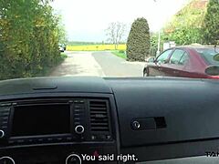 Umazana kurba zmečkana v avtu z zunanjim javnim upognjenim seksom.