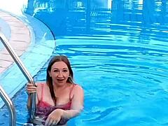 Tetas naturales enormes rebotando salvajes en body stockings y luego totalmente desnuda por esta milf caliente Mariaold, oh hombre es tan intenso espera