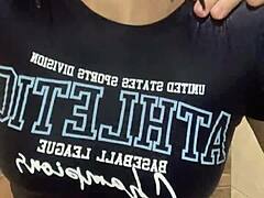 젊은 소녀, 화장실에서 베스트 프렌드랑 떡칠 준비됐어?