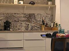 أنا مثل، صديقتي البلوند الساخنة تعرض صدرها الصغير وكسها في المطبخ للاختبار... فستان شمسي لا يغطي شيئا، تعرف؟