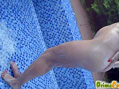 من كان يعرف أن البابة الكبيرة الصدر مارينا فيسكونتي تمارس ضربات الثدي في الهواء الطلق مع كسها المحلوق معروض