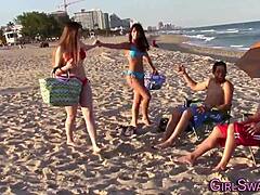 Молодая в бикини 18+ жёстко скачет на отчиме