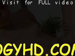 Wow, táto nymfomanka olizuje ten starý kokot ako blázon