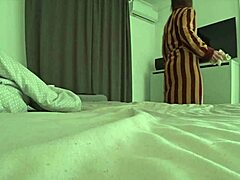 أغويت صديق زوجي الشاب 18+ لنيك طيز خيانة حقيقي في المنزل