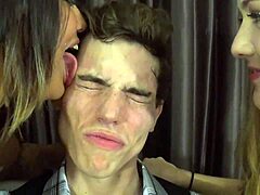 FACELICKING INTENS DENGAN AIR LIUR DAN LIDAH PADA COWOK BUAT FETISH VORE!